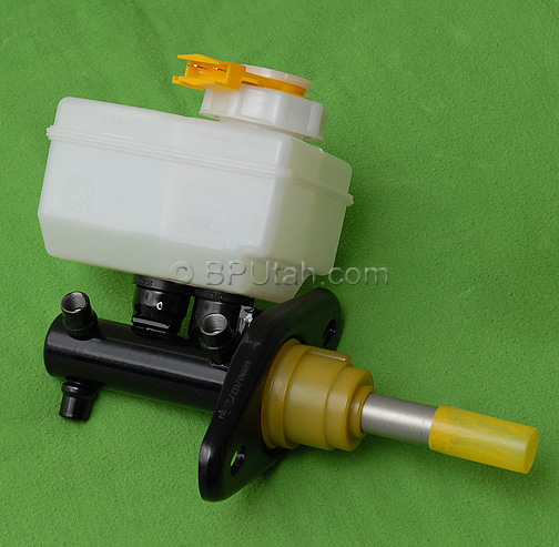 LUCAS OEM Master Cylinder for Land Rover Defender 